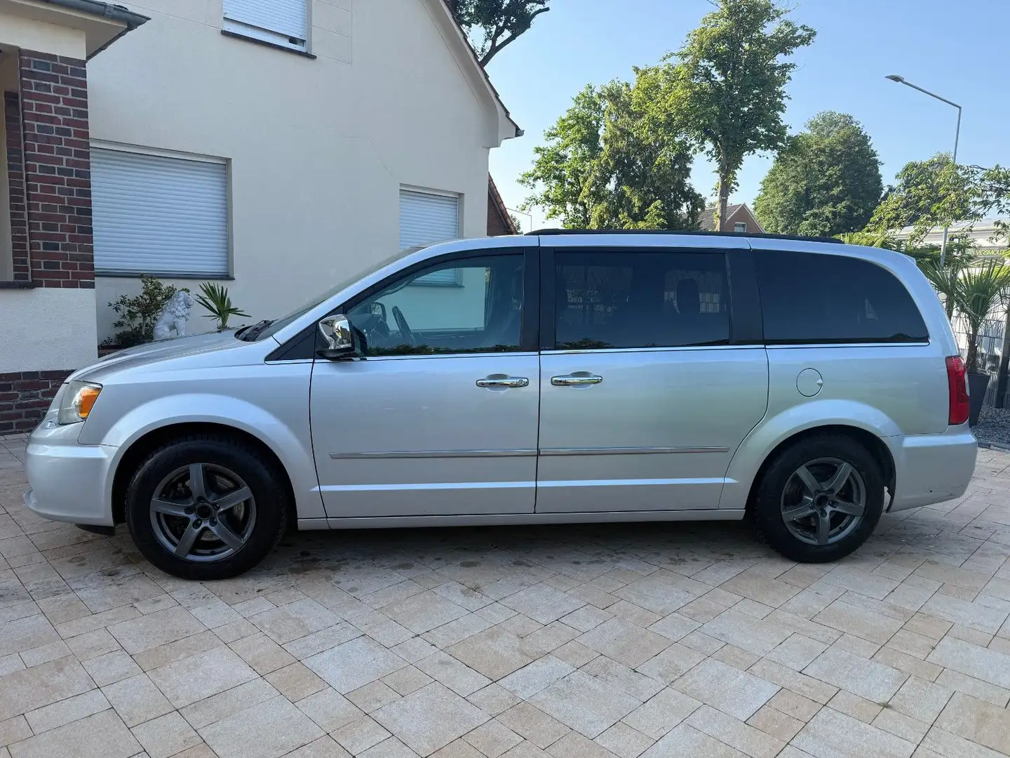 Lancia Voyager 2.8 JTDM Gold+Leder+Navi+AHK+7 Sitz+ Plateado - 2