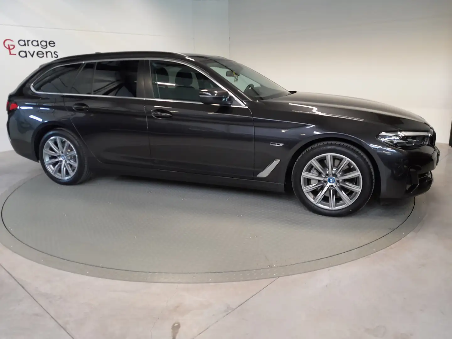 BMW 530 Touring 530eA PHEV Grijs - 2