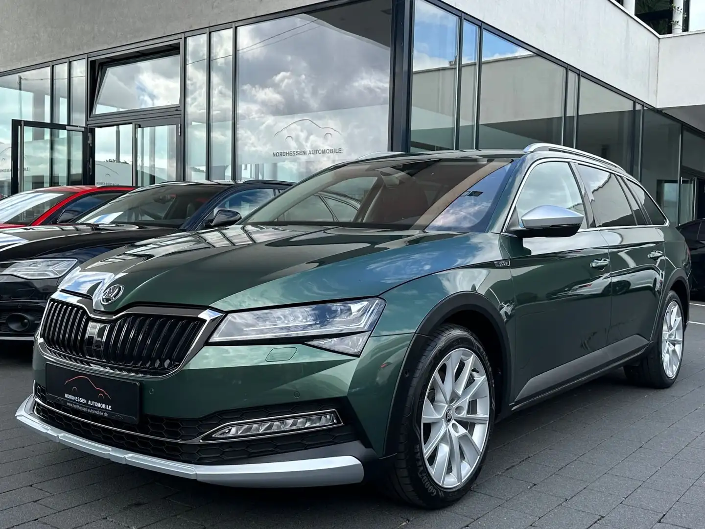Skoda Superb Combi Scout 2.0 TDI DSG 4x4 | Panorama Зелёный - 1
