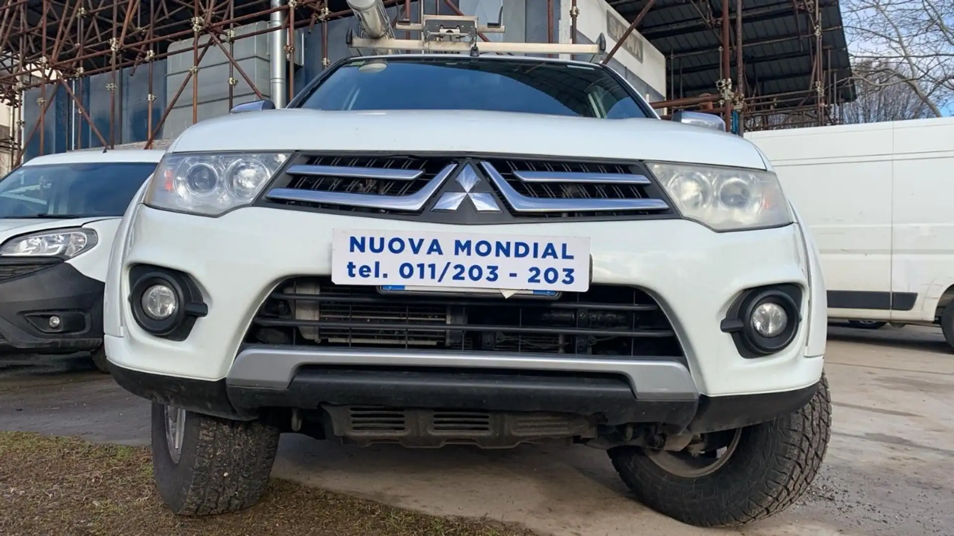 Mitsubishi L200 2.5 DS 180 CV 4X4 ALLESTITO Bianco - 2