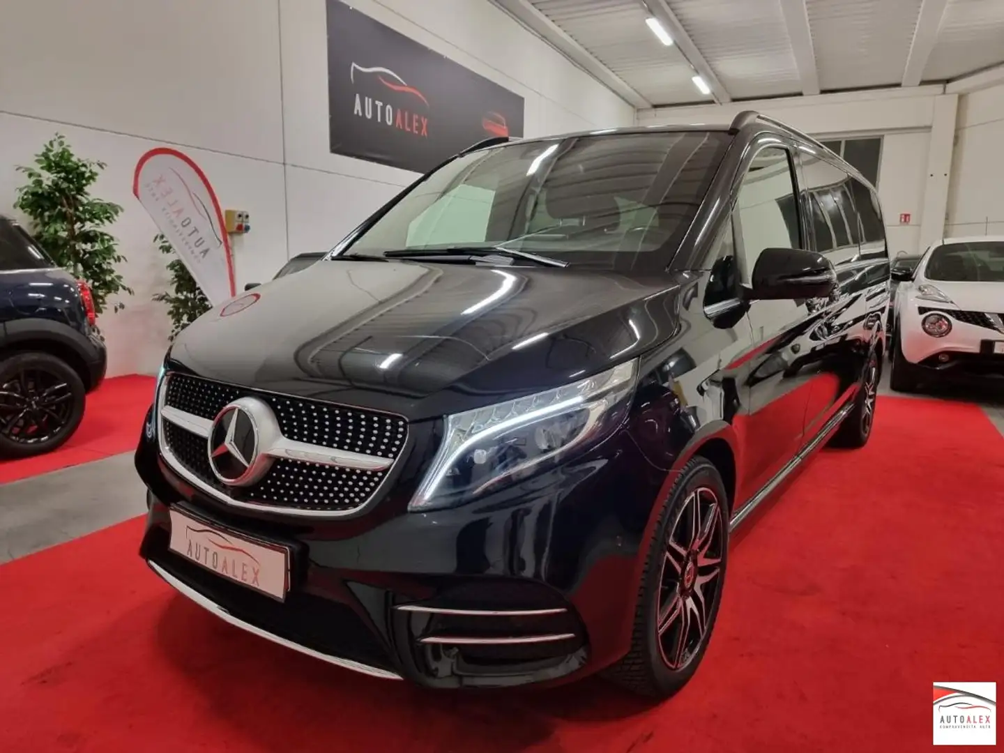 Mercedes-Benz V 300 d Aut. Premium AMG Extralong Černá - 1