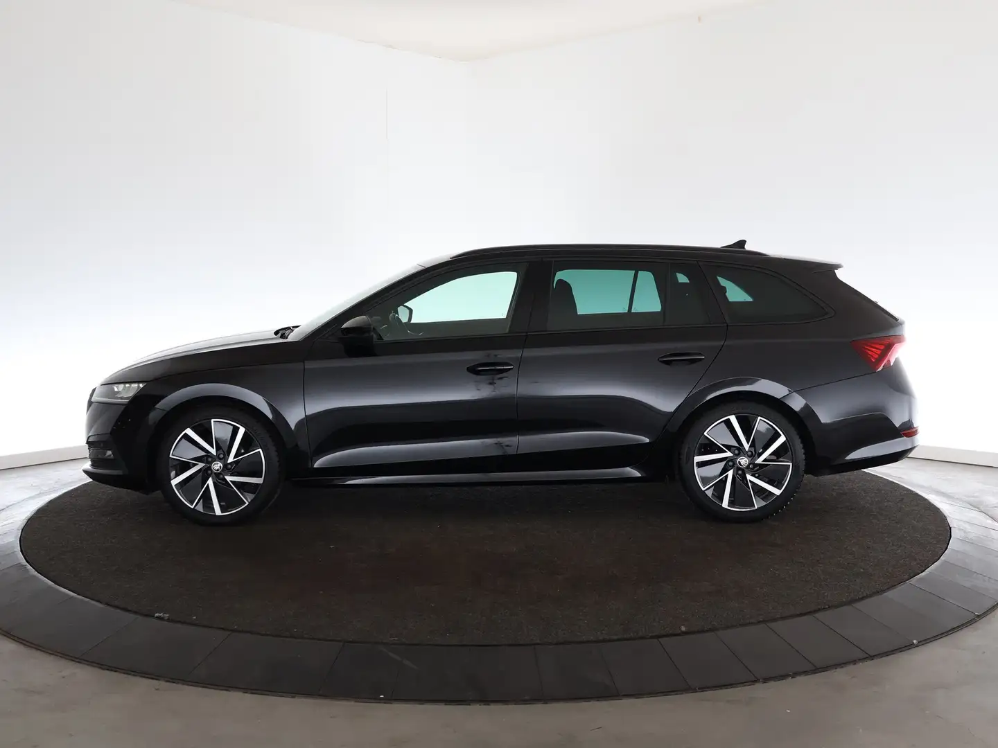 Skoda Octavia Combi 1.0 TSI e-TEC MHEV DSG Sport Business Zwart - 2