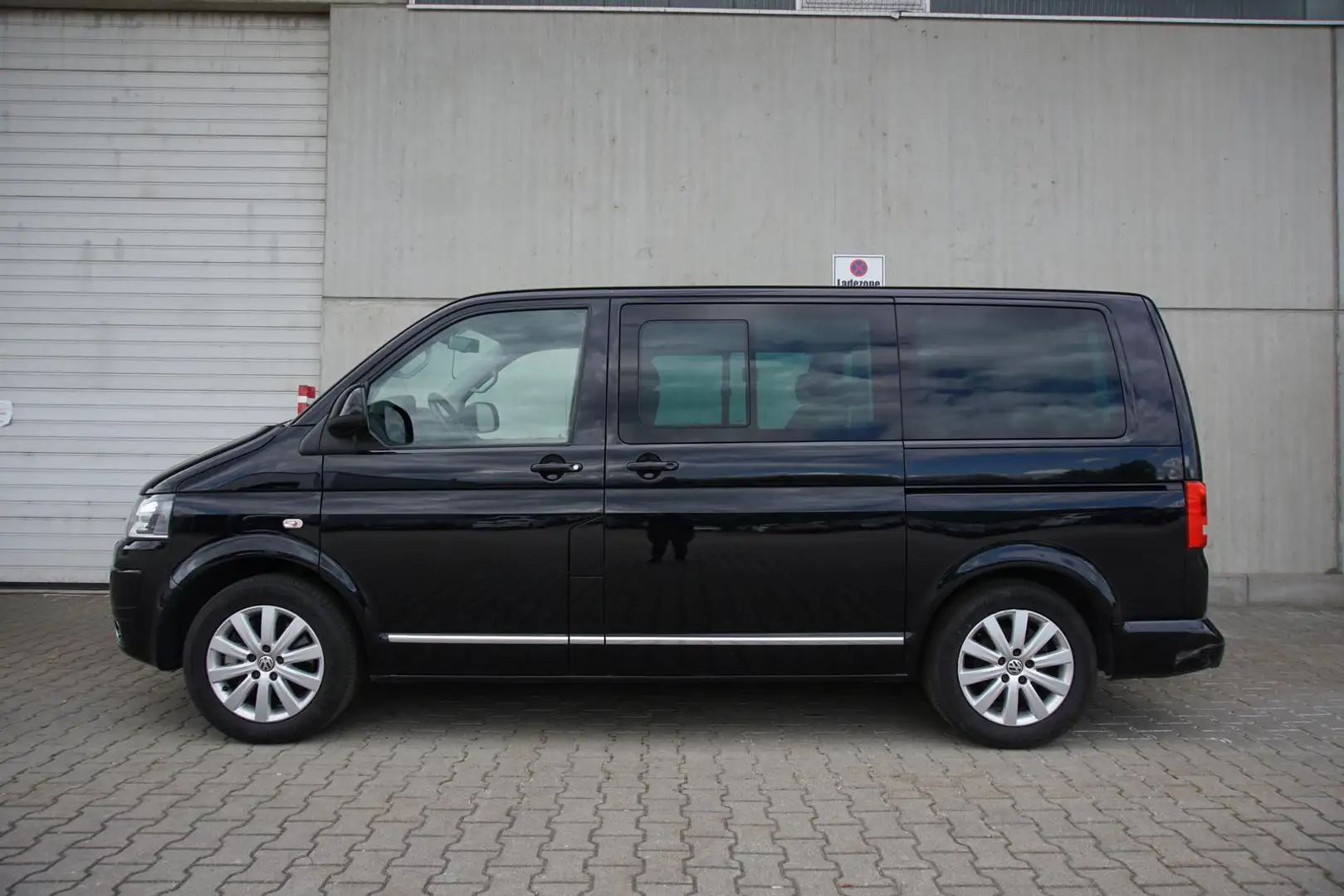 Volkswagen T5 Transporter T5 Multivan 2.0TDI DSG Navi Standheiz AHK Xenon Negro - 2