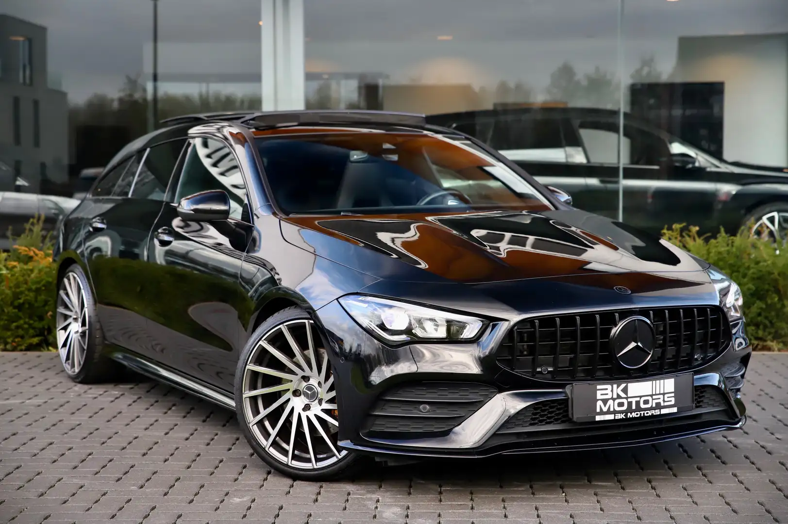 Mercedes-Benz CLA 200 Shooting Brake 7G-DCT AMG Line PANO-CAMERA-CRUISE Schwarz - 1
