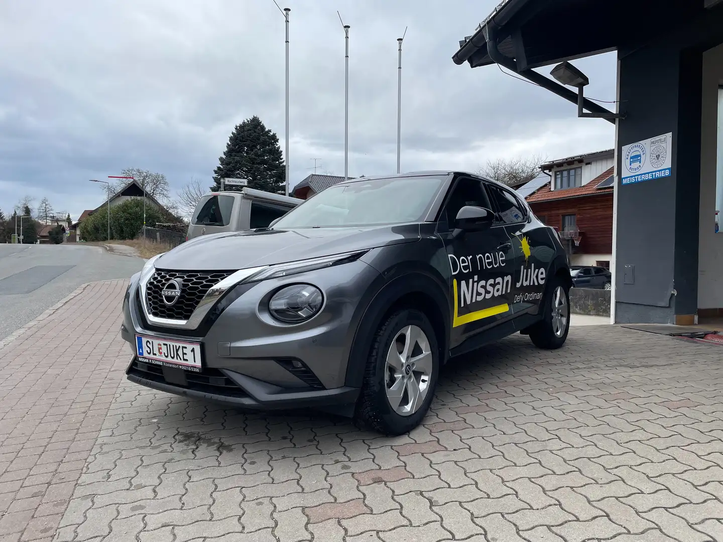 Nissan Juke 1,0 DIG-T N-Connecta Gris - 1