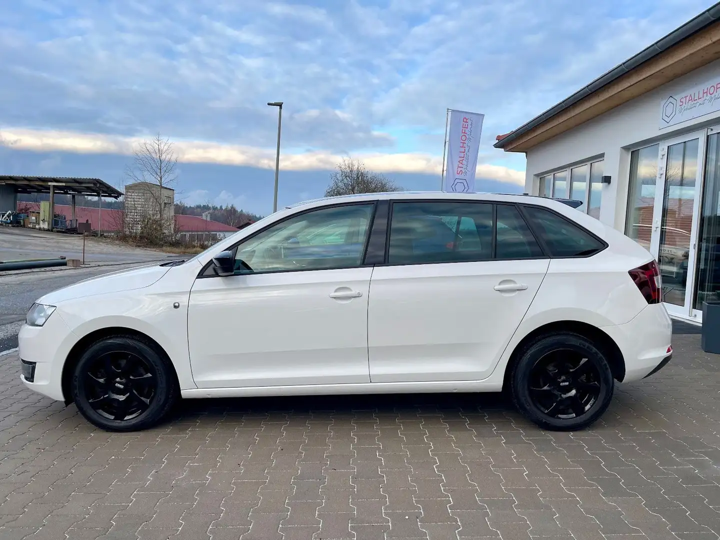 Skoda Rapid/Spaceback Spaceback Xenon Climatronic Alu PDC ZV NSW Weiß - 2