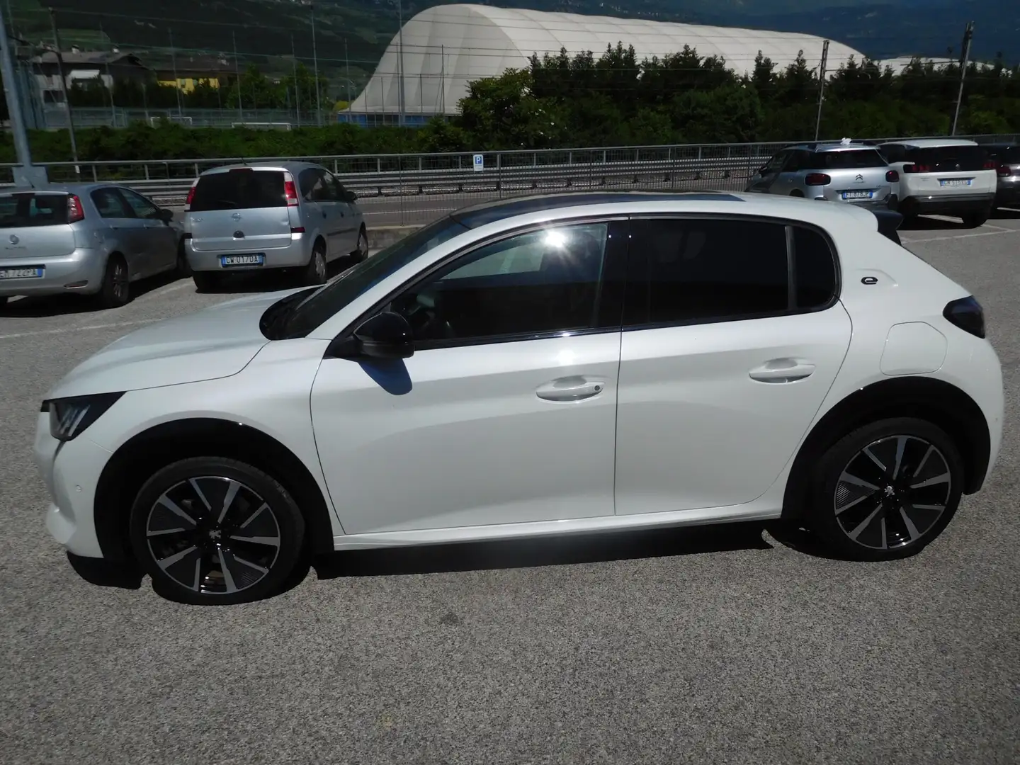 Peugeot 208 motore elettrico 136 CV 5 porte GT OK NEOPATENTATI Bianco - 2