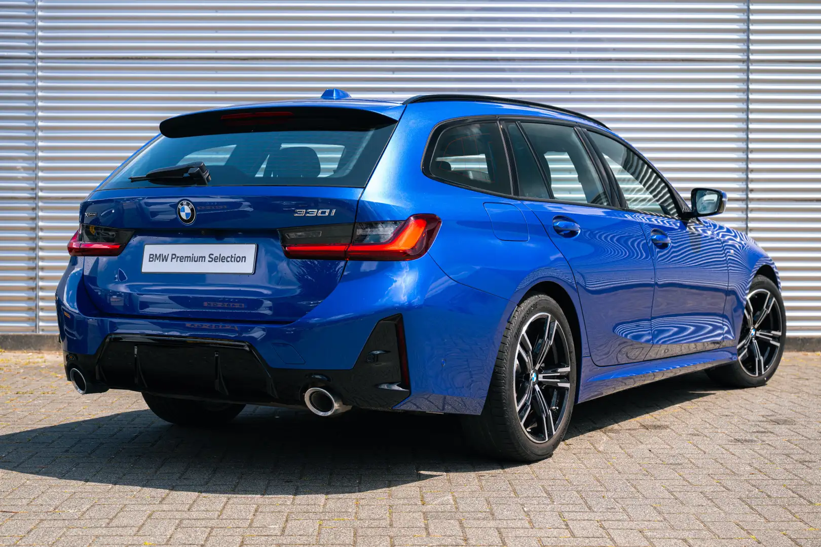 BMW 330 3 Serie Touring 330i xDrive M Sport Automaat / Spo Blauw - 2