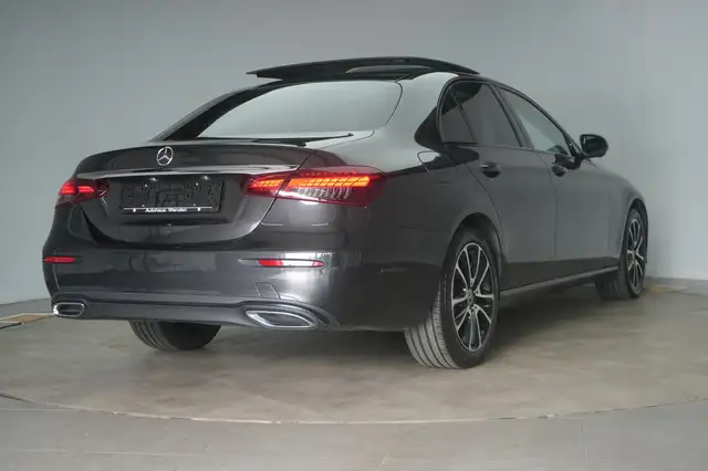 Mercedes-Benz E view 5