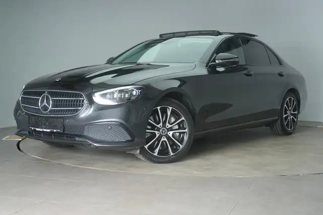 Mercedes-Benz E view 3