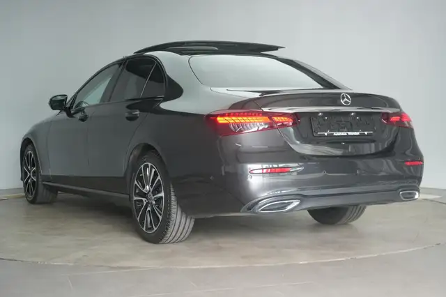 Mercedes-Benz E view 4