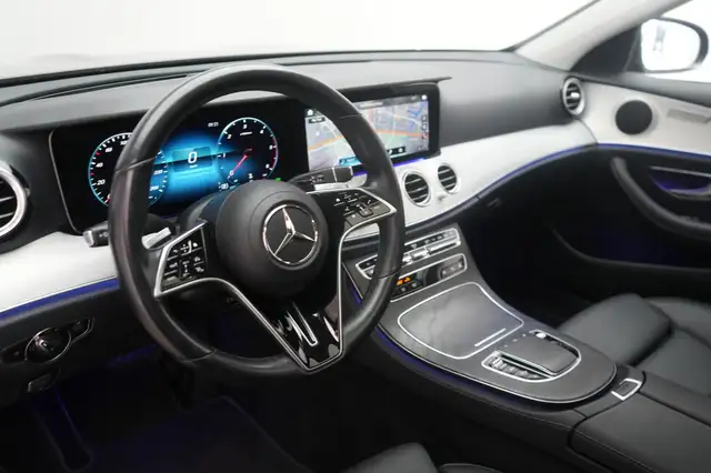 Mercedes-Benz E view 12