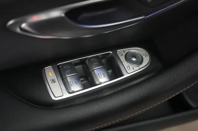 Mercedes-Benz E-Class view 28