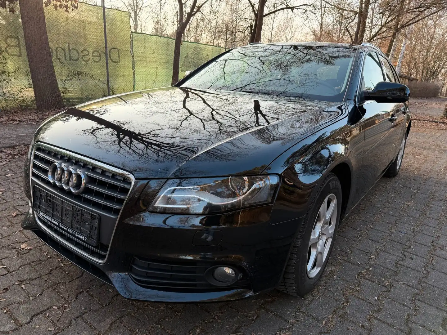 Audi A4 Avant Attraction 1 HAND/8 FACH/PDC/SHZ Schwarz - 1