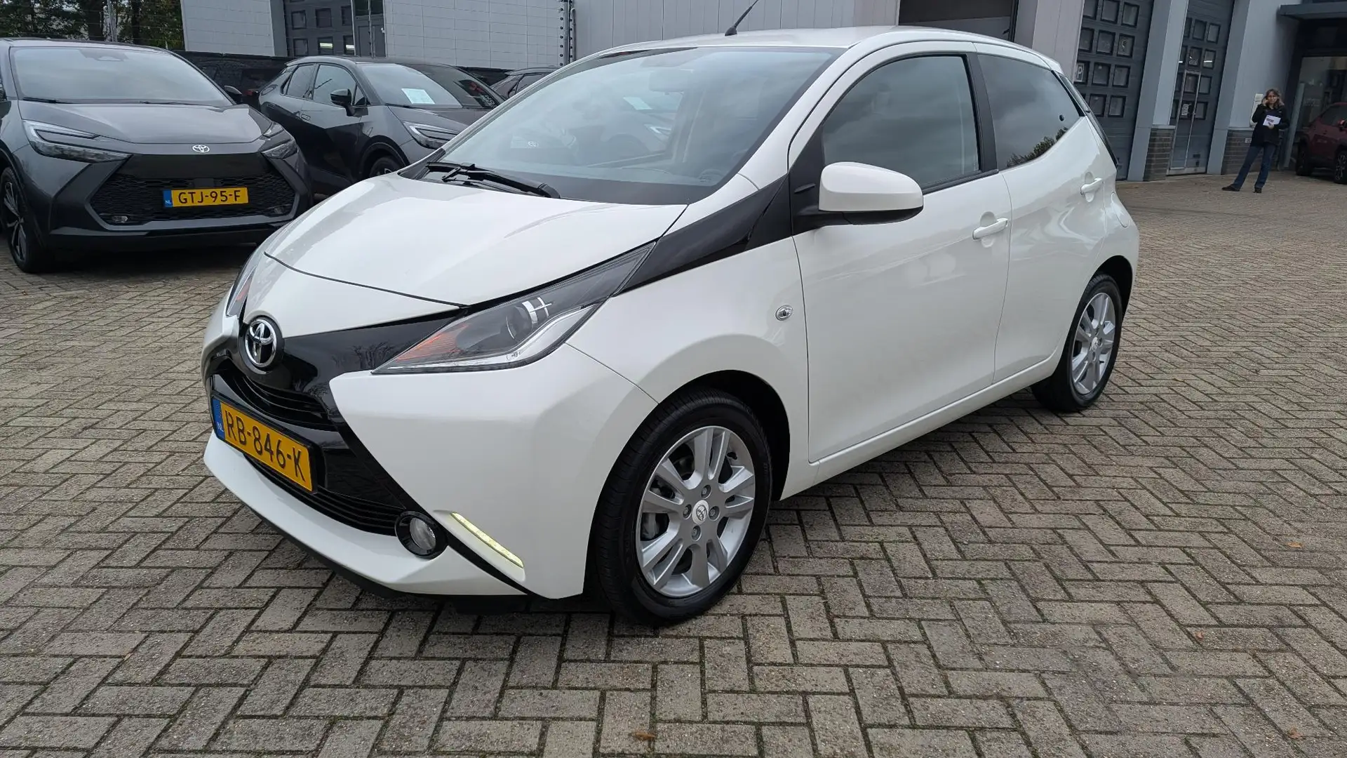 Toyota Aygo 1.0 VVT-i x-joy | Rijklaar | Climate Control | Cam Blanc - 2