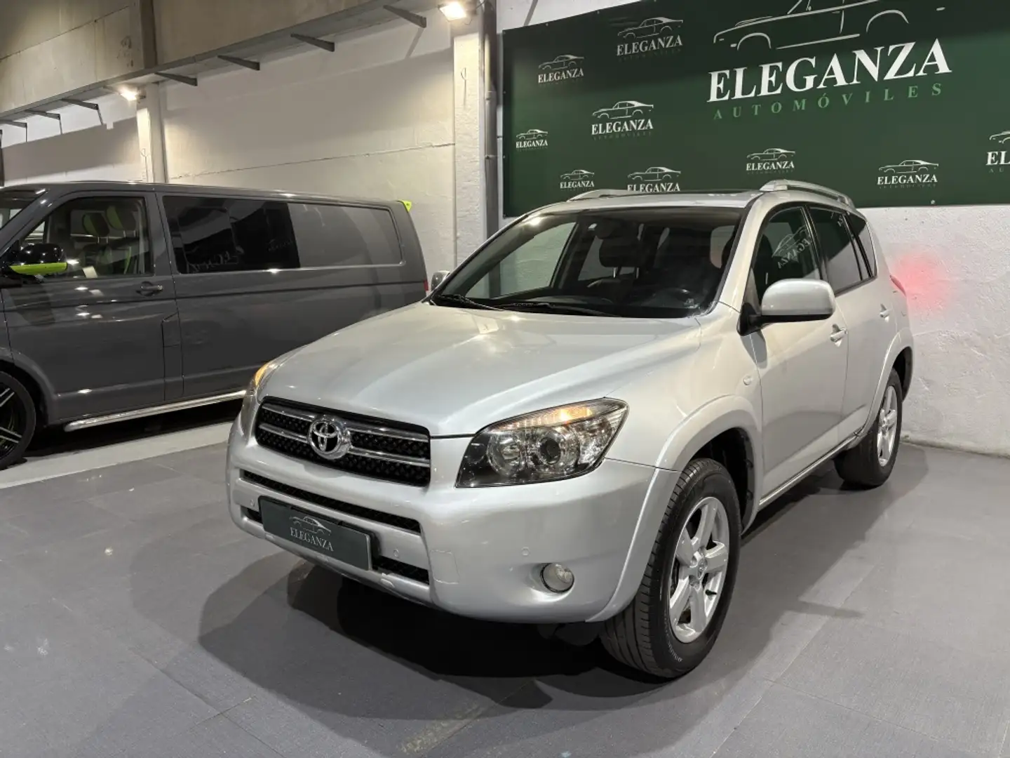 Toyota RAV 4 2.2D-4D Premium Plateado - 1