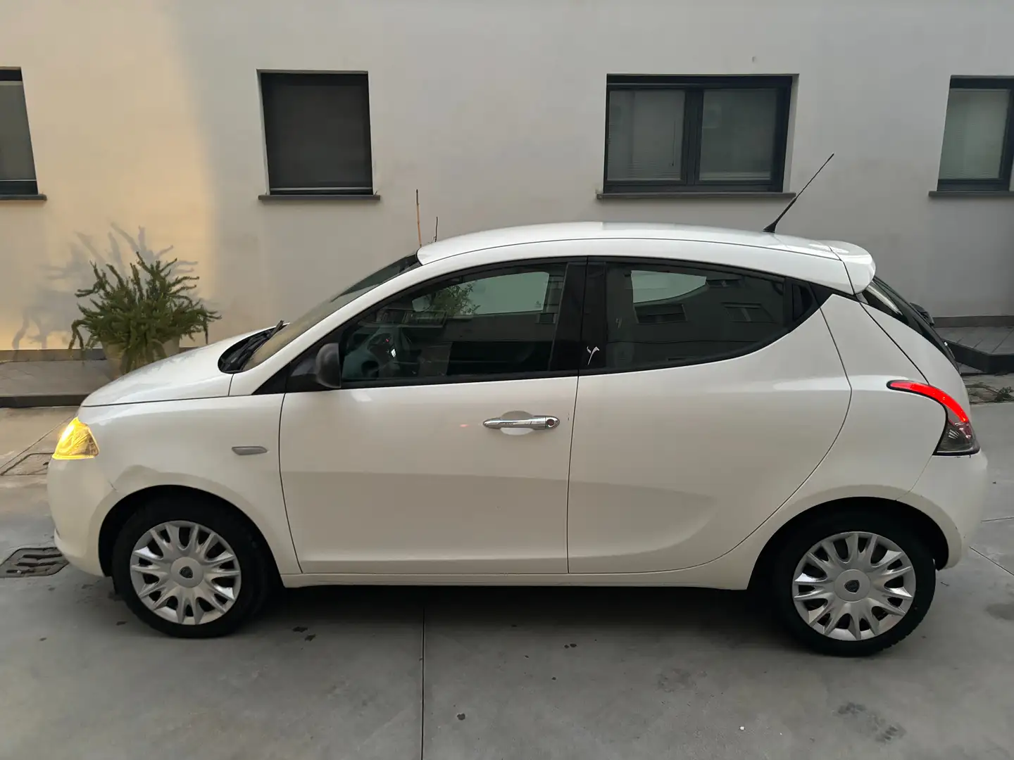 Lancia Ypsilon Ypsilon 1.3 mjt Silver c/clima s Weiß - 2