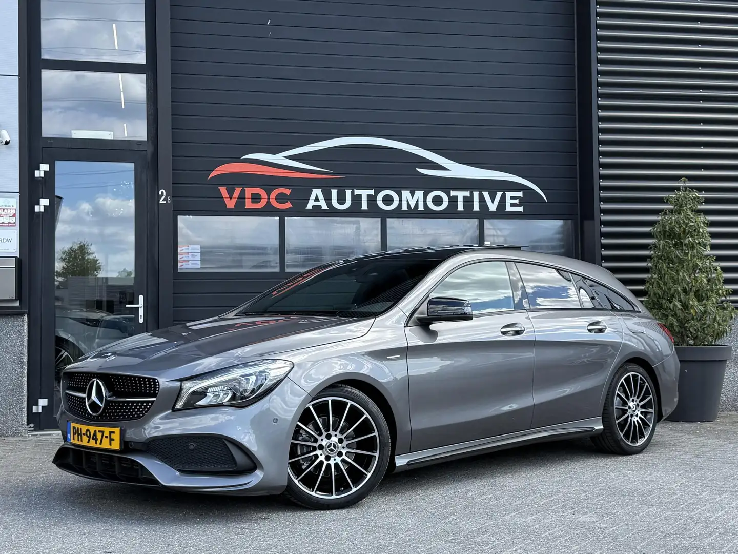 Mercedes-Benz CLA 200 Shooting Brake AMG White Art Edition Pano | Carpla Gris - 1
