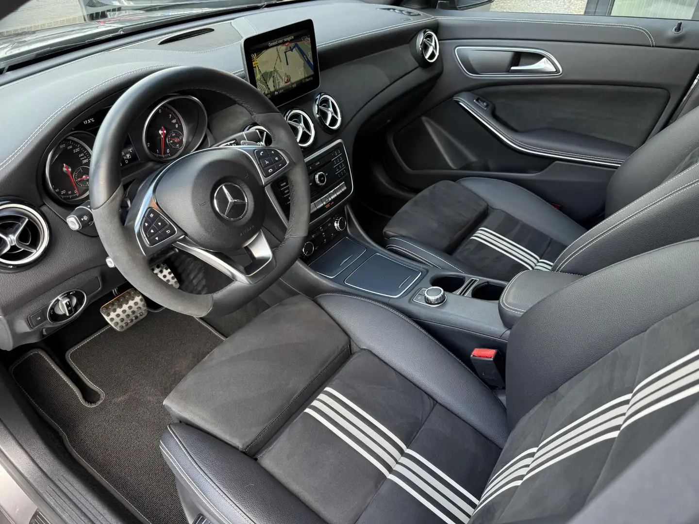 Mercedes-Benz CLA 200 Shooting Brake AMG White Art Edition Pano | Carpla Gris - 2