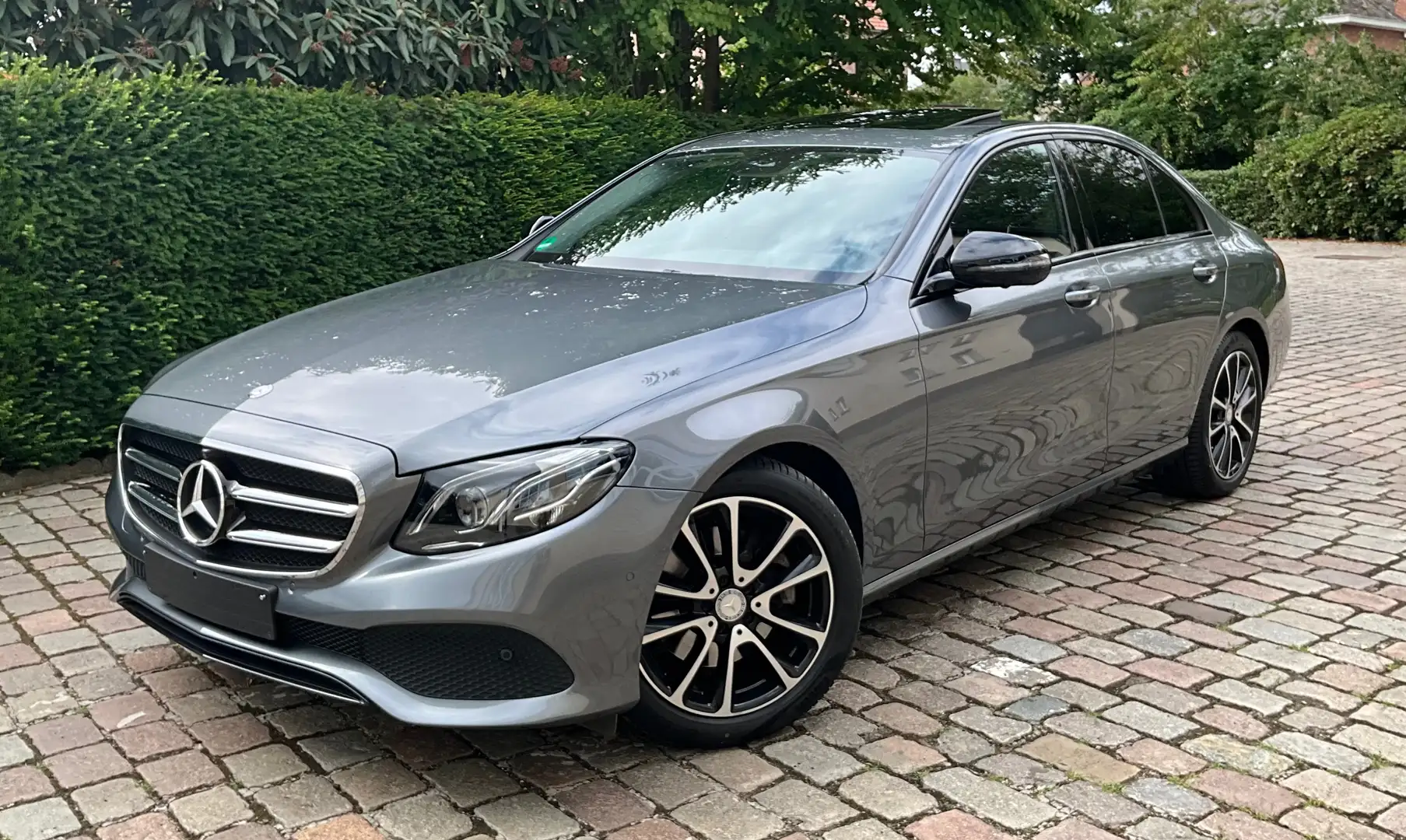 Mercedes-Benz E 200 Benzine Avantgarde  ### 39000 km ### siva - 1