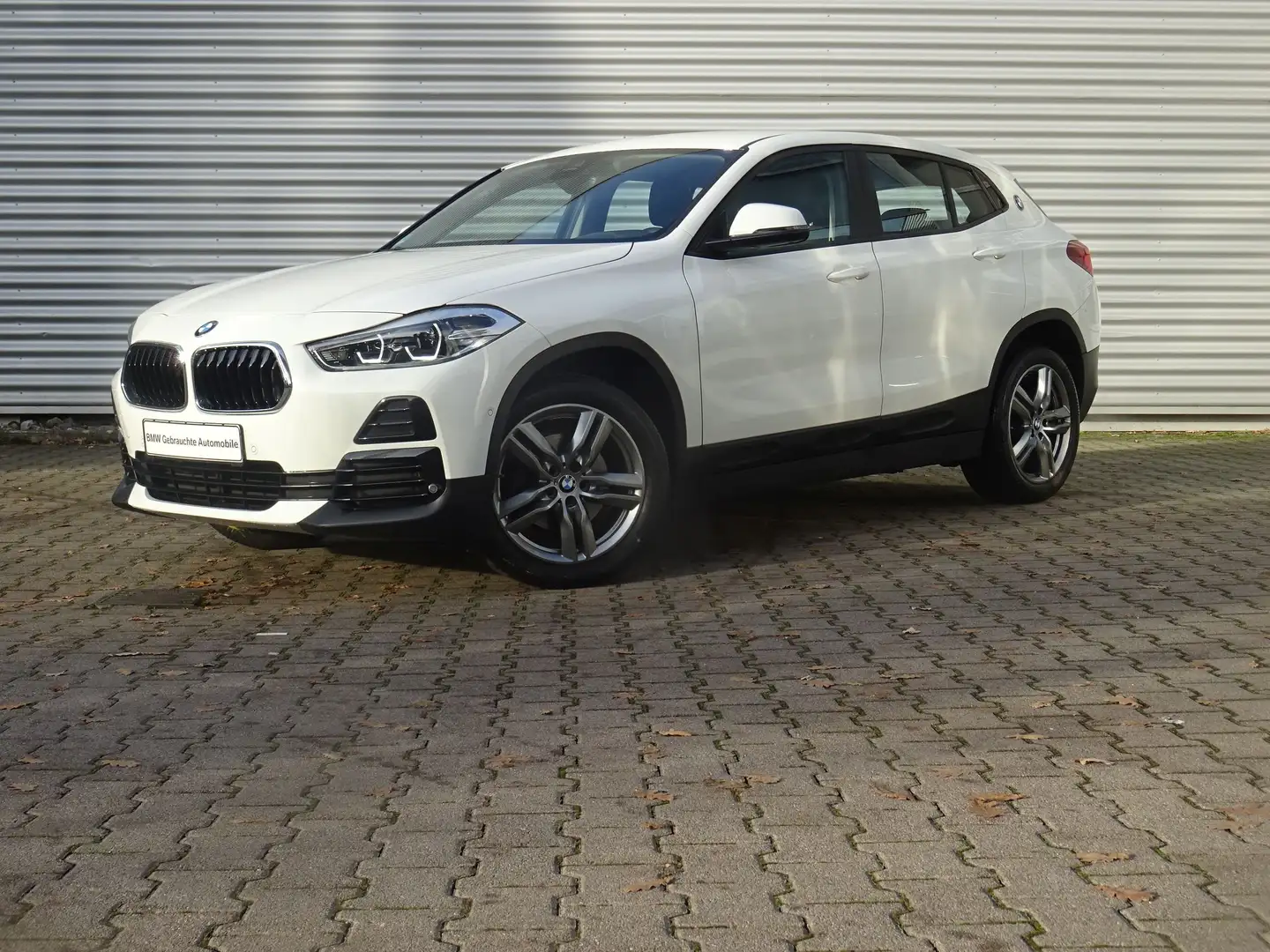 BMW X2 sDrive18i Advantage LED Navi Parkassist AHK Weiß - 1