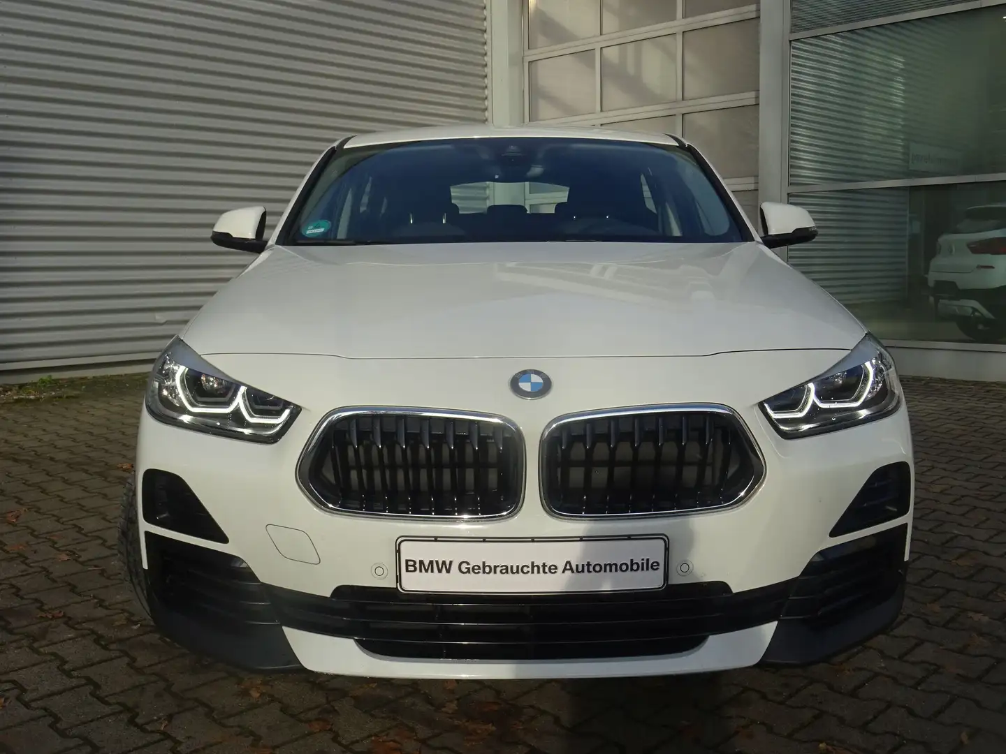 BMW X2 sDrive18i Advantage LED Navi Parkassist AHK Weiß - 2