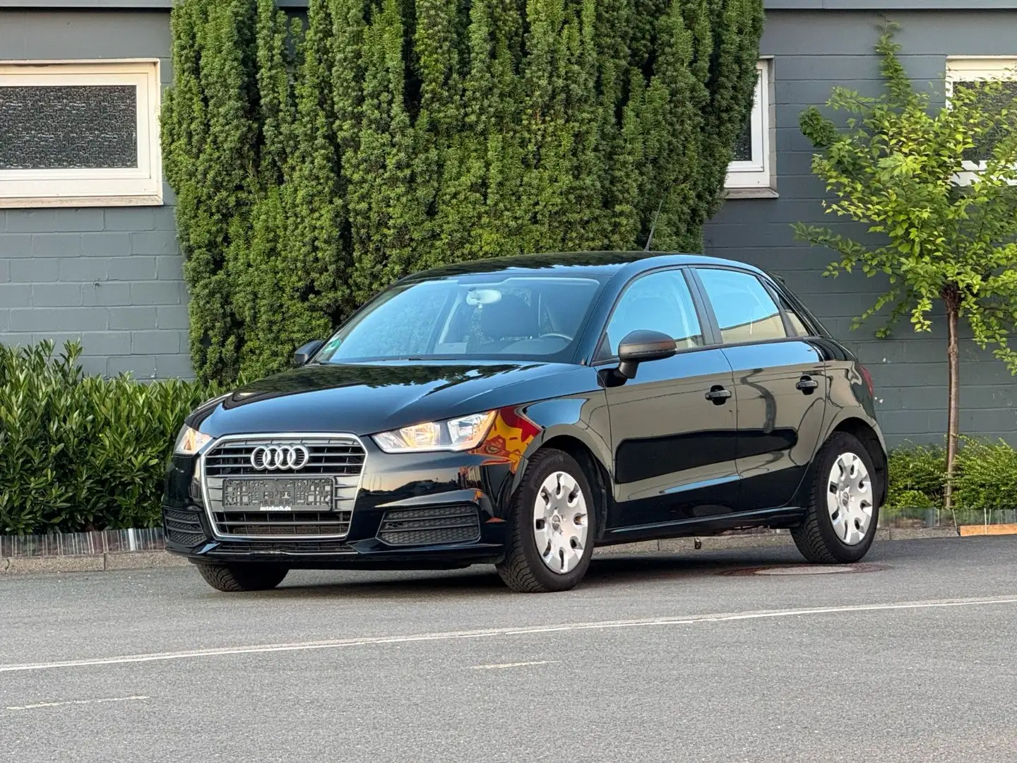 Audi A1 1.4 TDI ultra Sportback*Facelift*Navi-MMI* Schwarz - 1