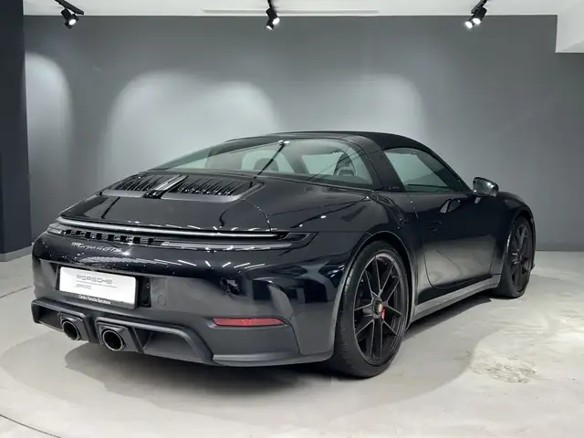 Porsche 911 view 5