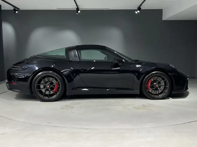 Porsche 911 view 6