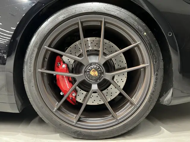 Porsche 911 view 9