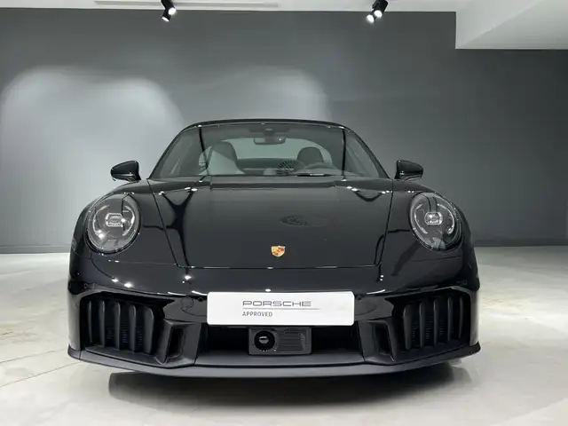 Porsche 911 view 8