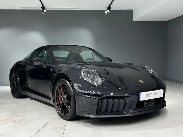 Porsche 911 view 7