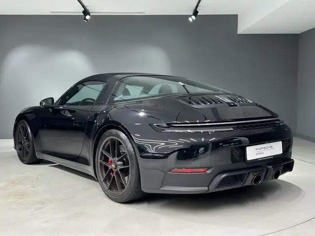 Porsche 911 view 3