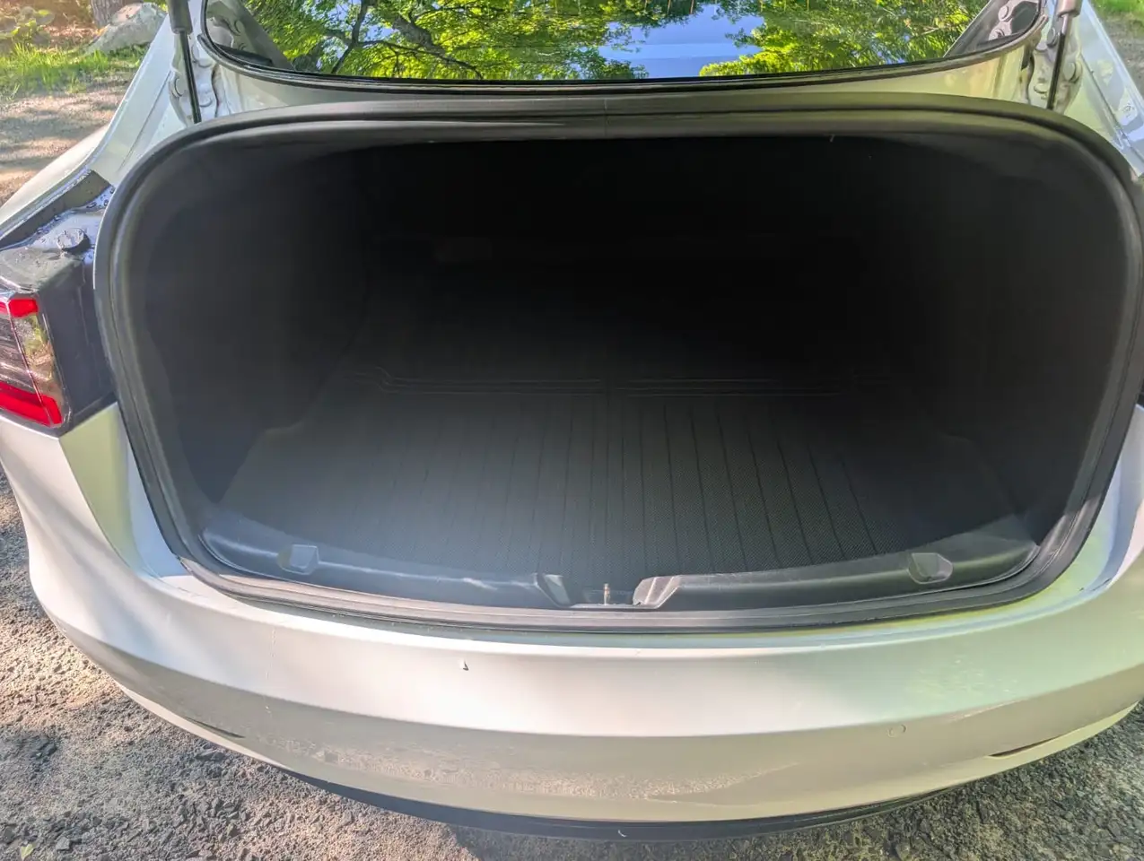 Tesla Model 3 снимка Tesla Model 3
