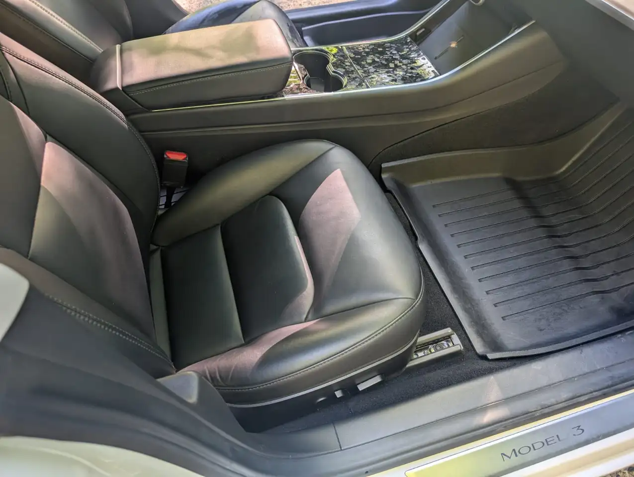 Tesla Model 3 снимка Tesla Model 3