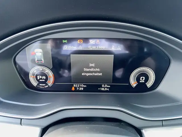 Audi Q5 view 10