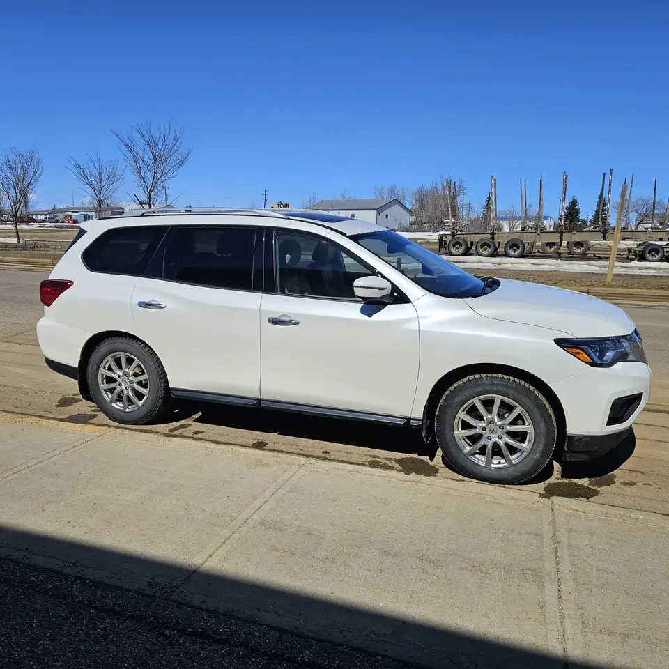 Nissan Pathfinder снимка Nissan Pathfinder