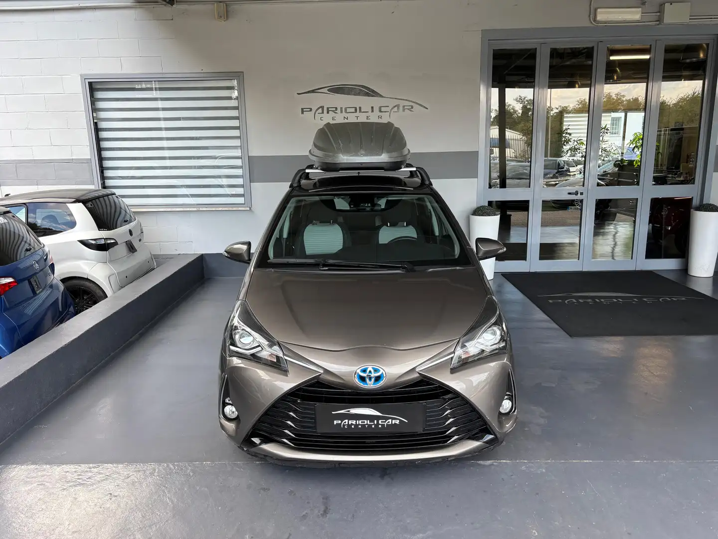 Toyota Yaris Yaris 5p 1.5h Style my18 Gris - 2