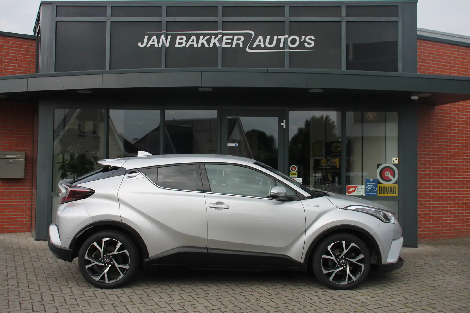 Toyota C-HR 1.8 Hybrid Executive ✅ Aut ✅Trekhaak ✅ Camera ✅Hyb Grijs - 2