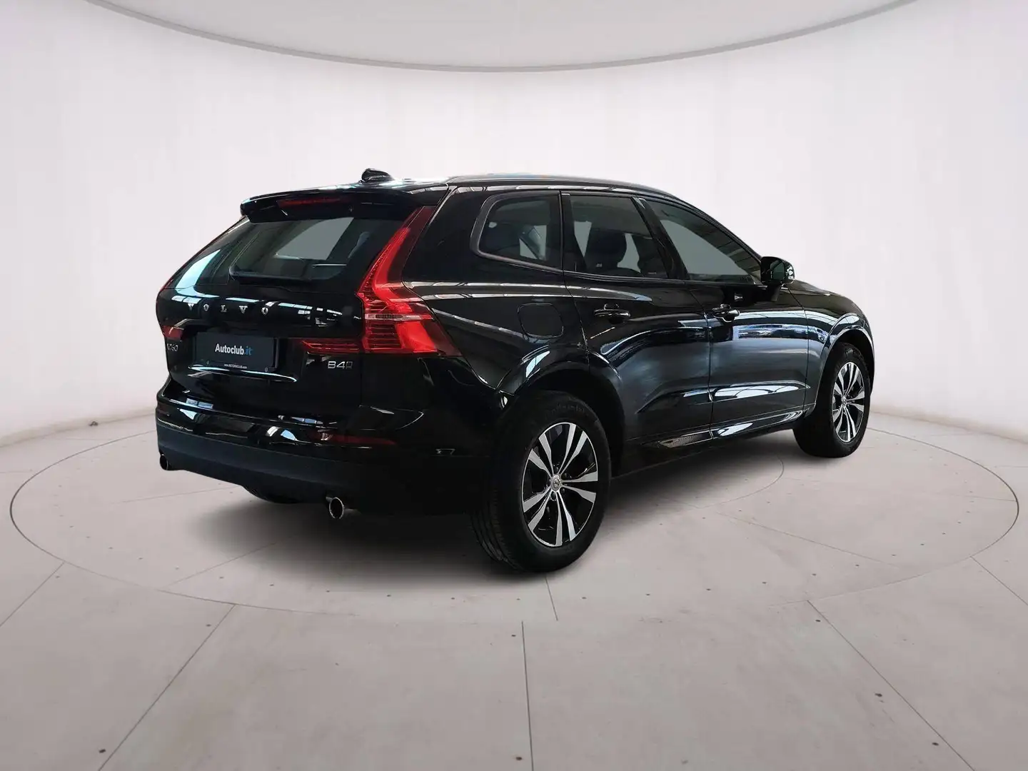 Volvo XC60 2.0 b4 Momentum awd Nero - 2