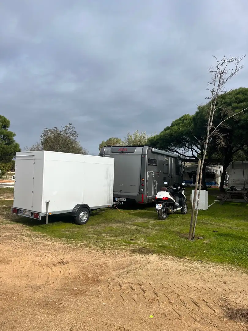 Fiat Ducato Vollintegriert + Kofferanhänger+Piaggio MP3 500ie Grau - 2