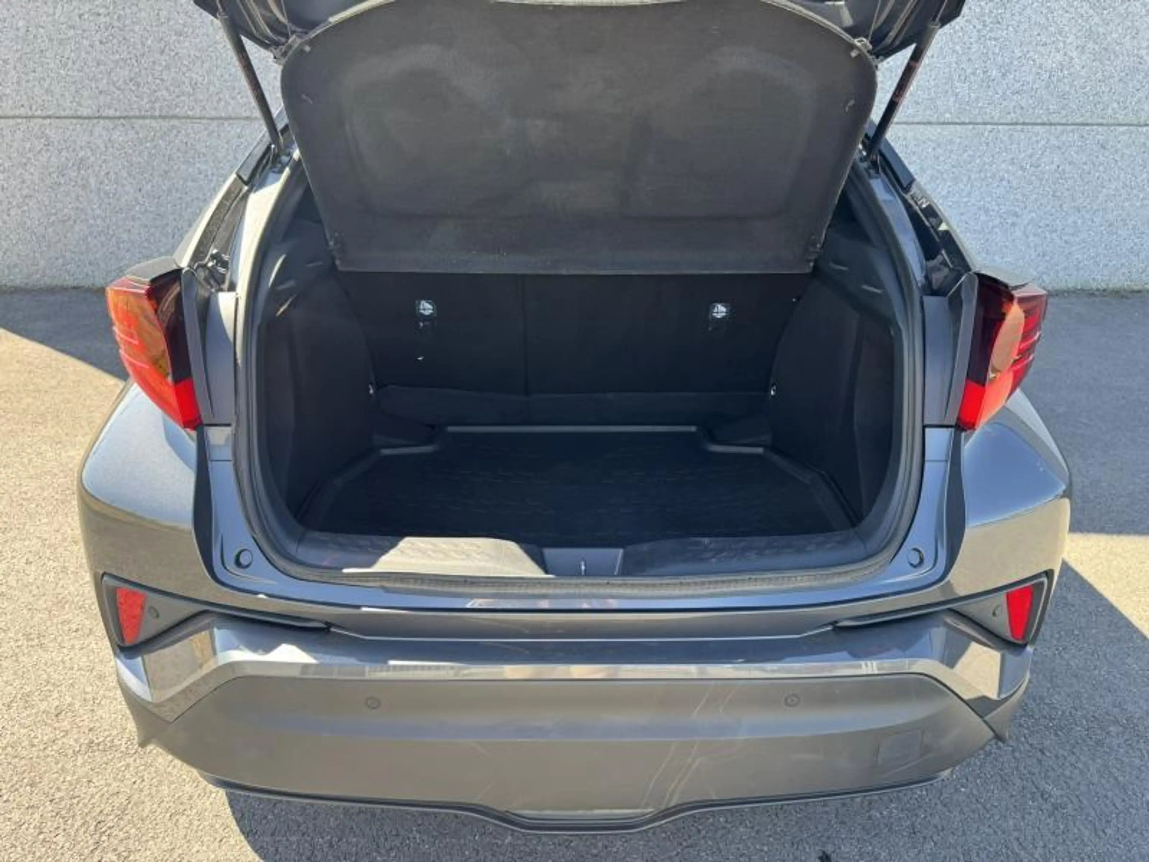 Toyota C-HR 1.8 Hybrid CVT C-LUB Mono-Tone + Visibility Pack — photo 7