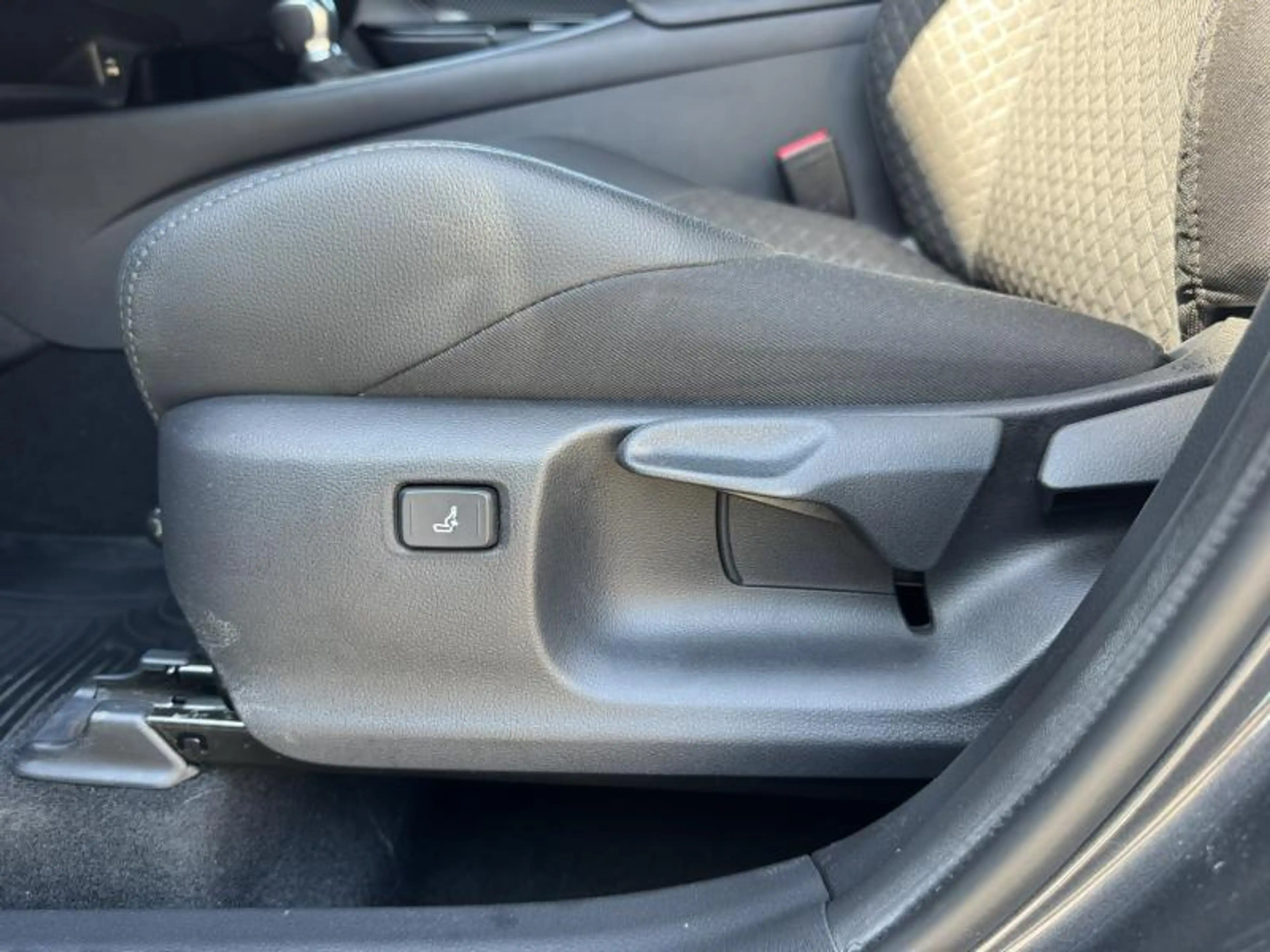 Toyota C-HR 1.8 Hybrid CVT C-LUB Mono-Tone + Visibility Pack — photo 13