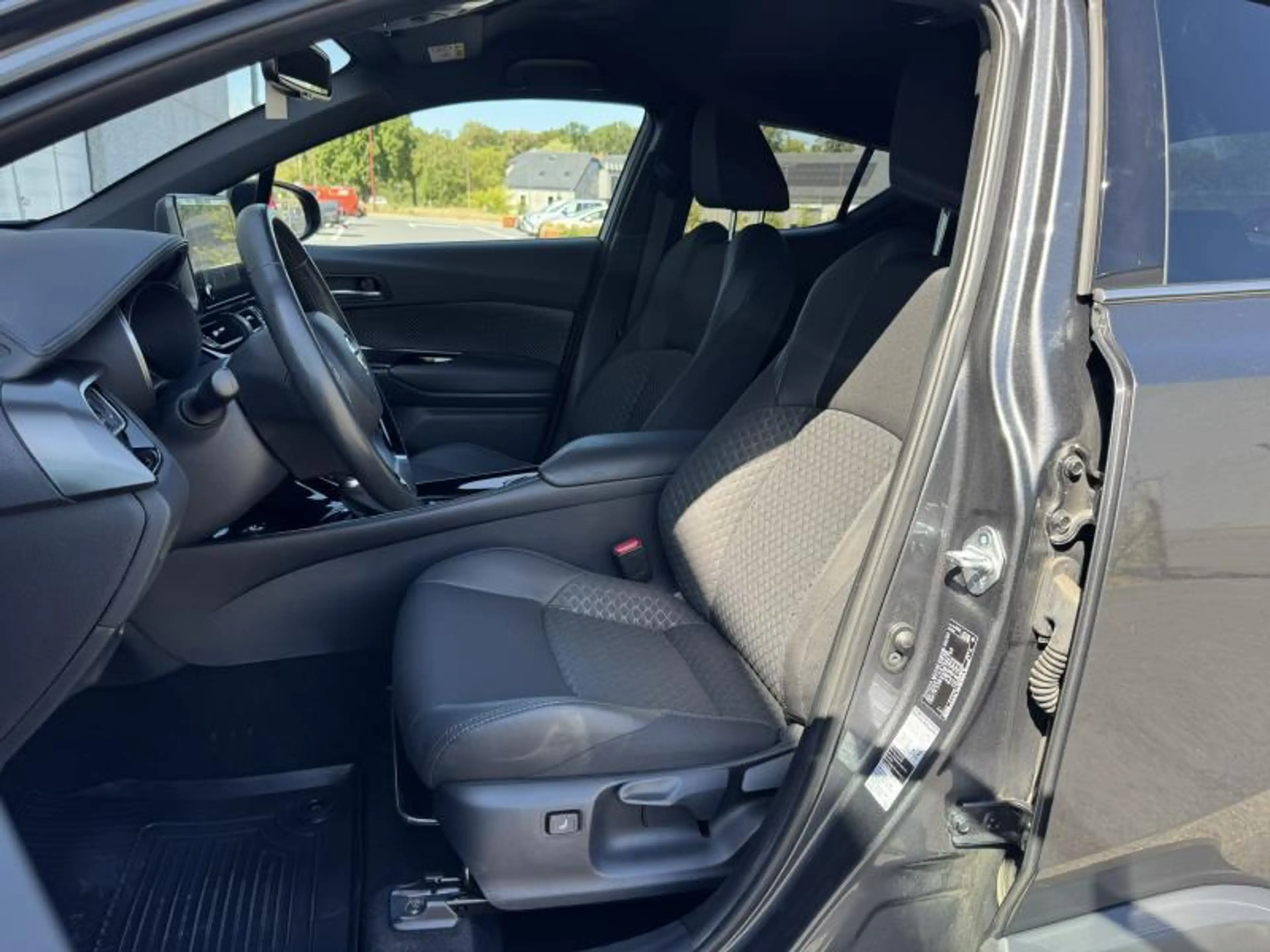 Toyota C-HR 1.8 Hybrid CVT C-LUB Mono-Tone + Visibility Pack — photo 14