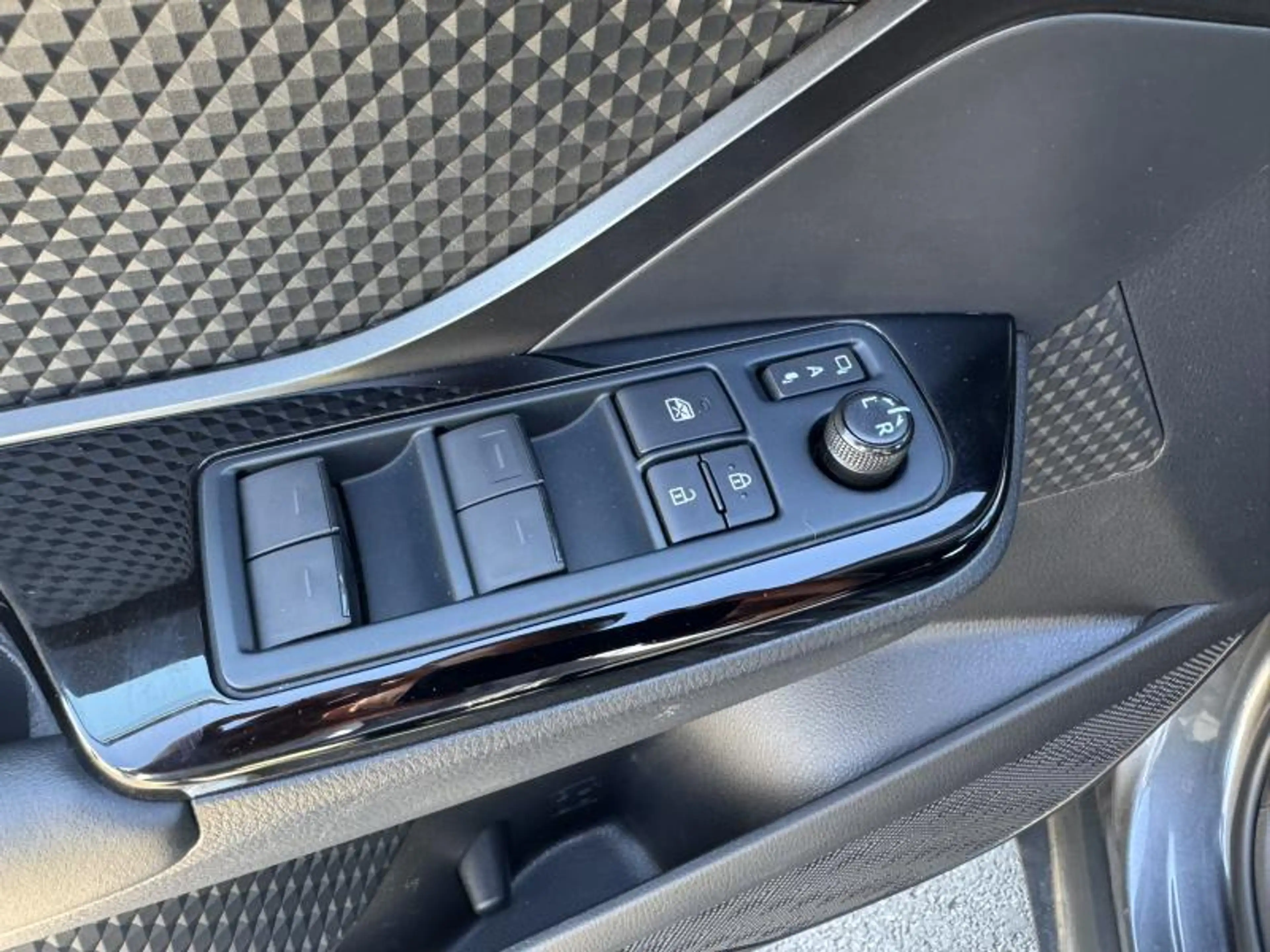 Toyota C-HR 1.8 Hybrid CVT C-LUB Mono-Tone + Visibility Pack — photo 11