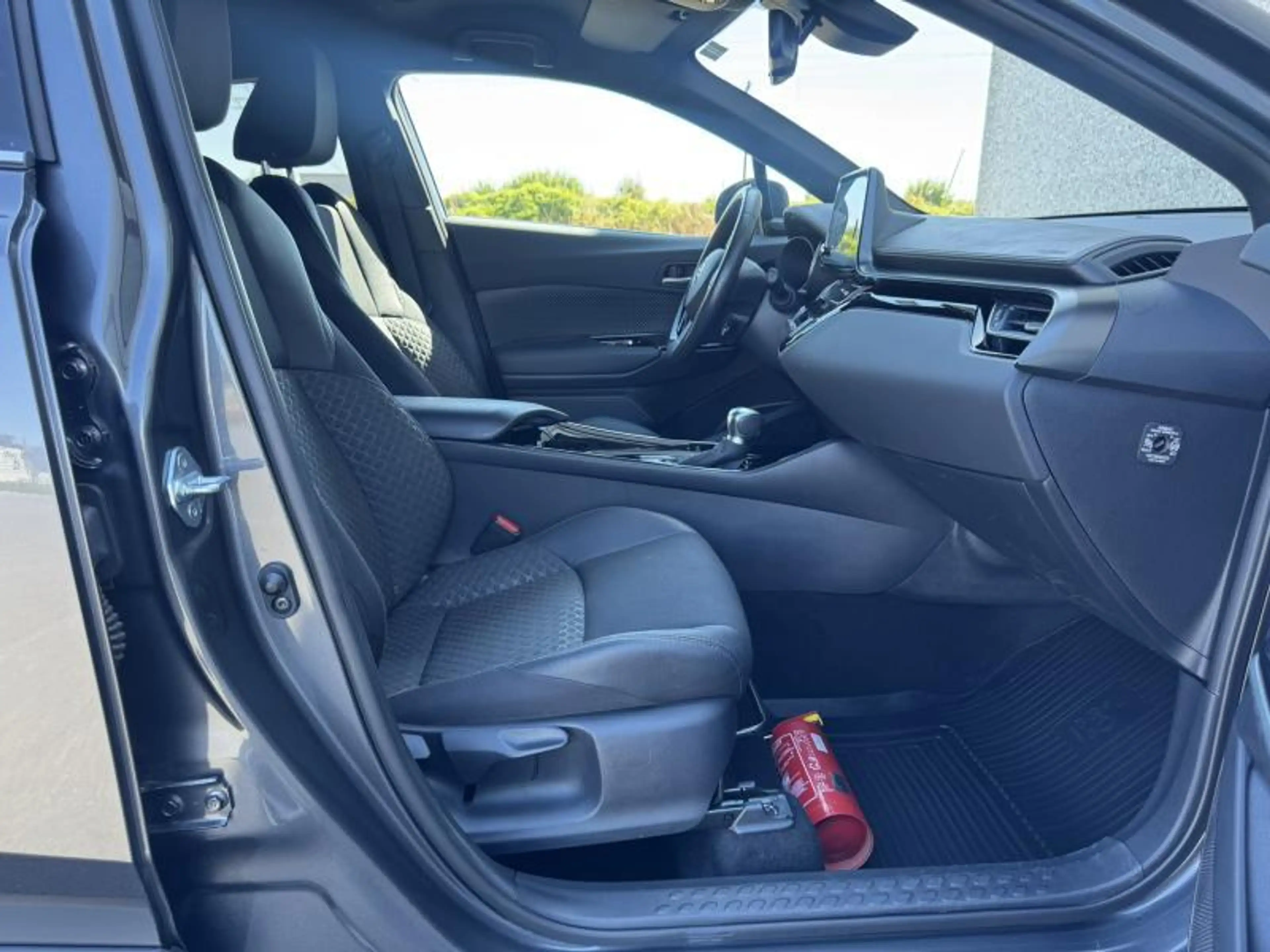 Toyota C-HR 1.8 Hybrid CVT C-LUB Mono-Tone + Visibility Pack — photo 8