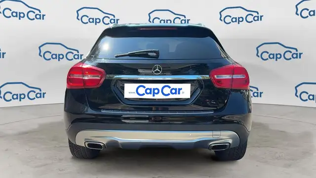 Mercedes-Benz GLA view 3