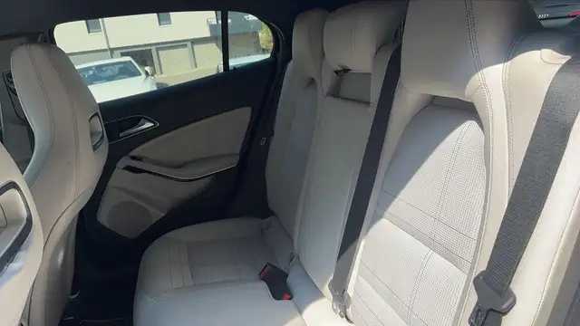 Mercedes-Benz GLA view 9