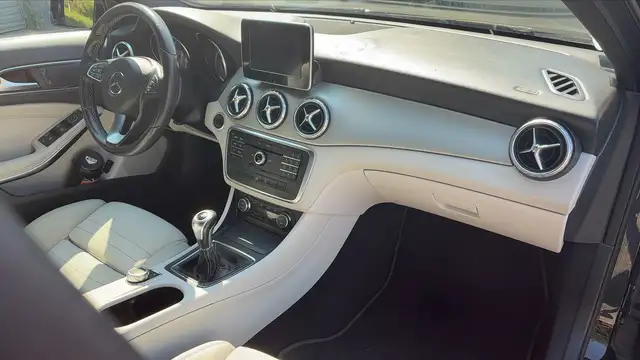 Mercedes-Benz GLA view 10