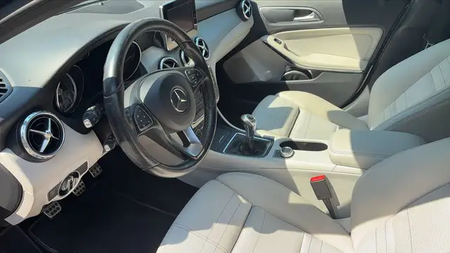 Mercedes-Benz GLA view 8
